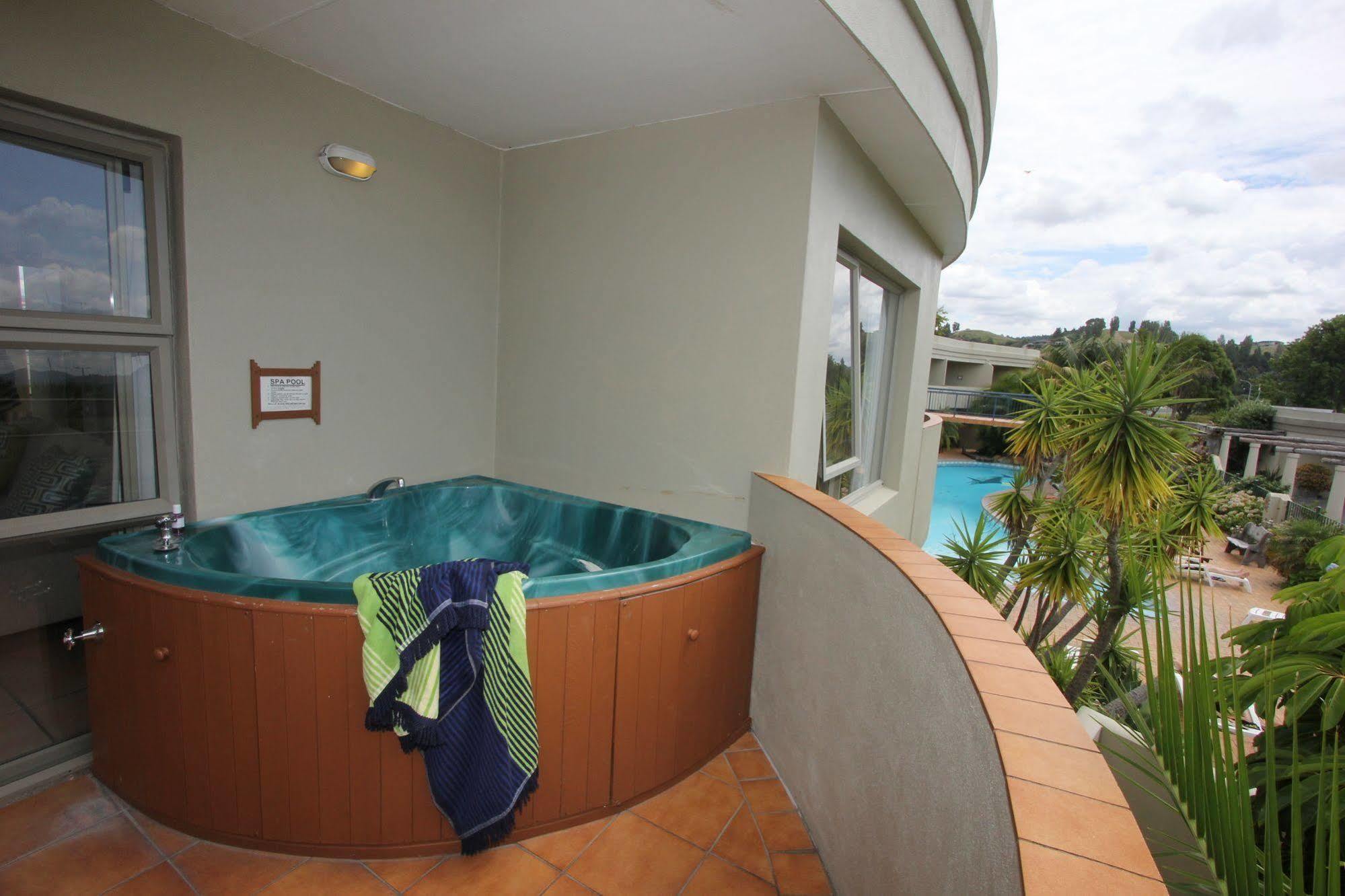 Breakers Motel Whangamata Exteriör bild